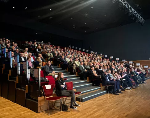 spectateurs dans le gradin de la grande salle du Ponant