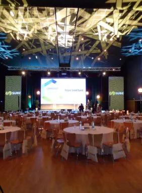 diner en tables rondes dans la grande salle du ponant