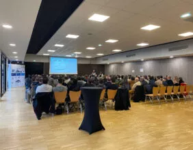 conférence en cours dans la salle de réunion du Ponant