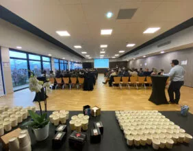 conférence en cours dans la salle de réunion du Ponant avec service café au premier plan