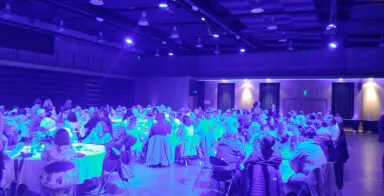 Une diner spectacle en tables rondes à la salle Le Zéphyr