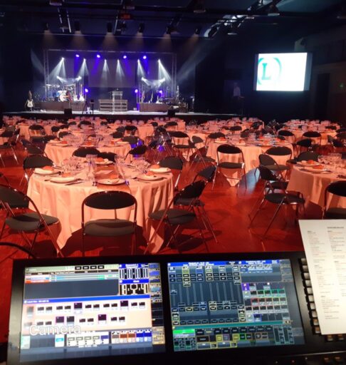 Un diner-spectacle avec tables-rondes à la salle Le Zéphyr