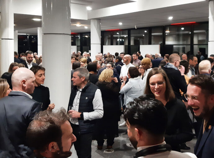 Un cocktail dans le hall d'accueil de la salle Le Zéphyr