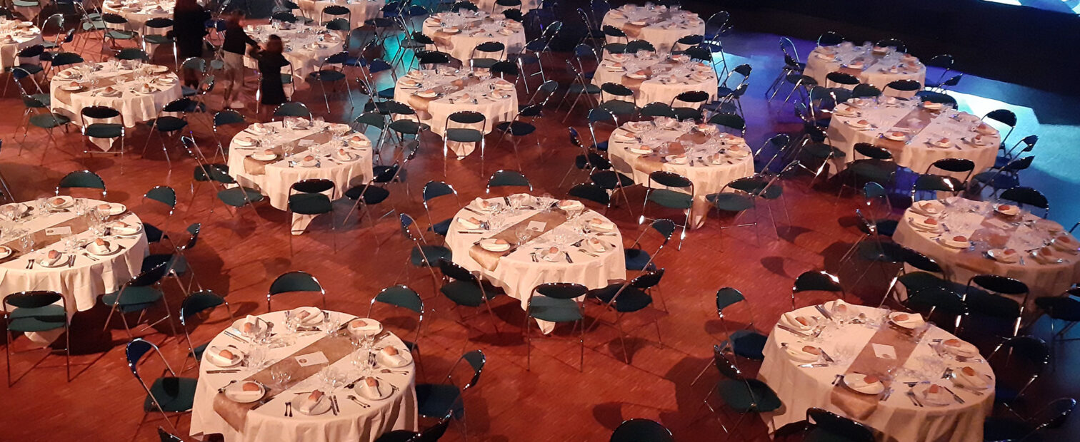 Un diner-spectacle avec tables-rondes à la salle Le Zéphyr