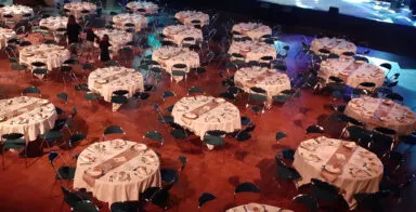 Un diner-spectacle avec tables-rondes à la salle Le Zéphyr