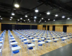 vue d'ensemble de la grande salle du Zéphyr avec tables et chaises pour un concours