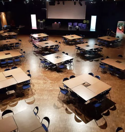 Un aménagement en tables rondes pour un événement professionnel à la salle Le Zéphyr