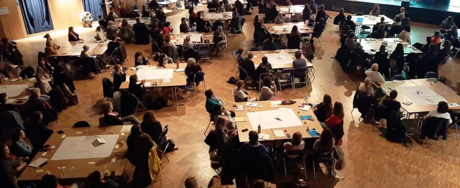 Un aménagement en tables rondes pour un événement professionnel à la salle Le Zéphyr