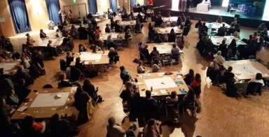 Un aménagement en tables rondes pour un événement professionnel à la salle Le Zéphyr