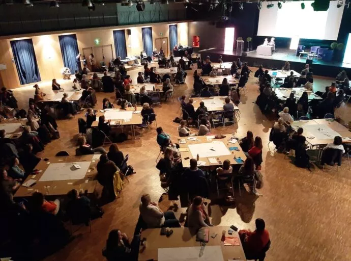 Un aménagement en tables rondes pour un événement professionnel à la salle Le Zéphyr