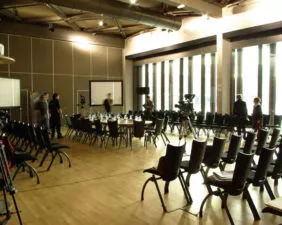 vue d'ensemble du parterre de chaises et du matériel technique à la salle L'Etage