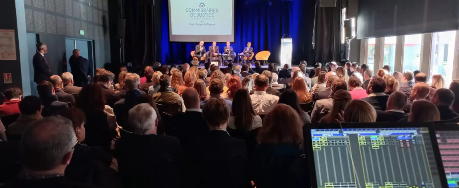 Une conférence en cours avec vue sur la matériel son et régie à la salle L'Étage