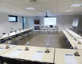 Vue d'ensemble d'une salle de réunion de la maison des associations