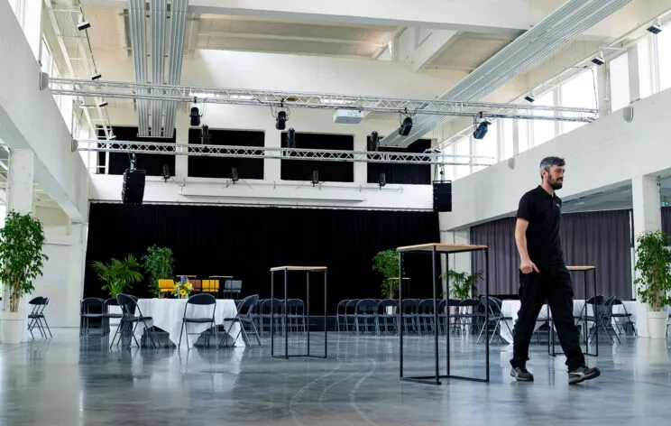 Le technicien de halle de la brasserie