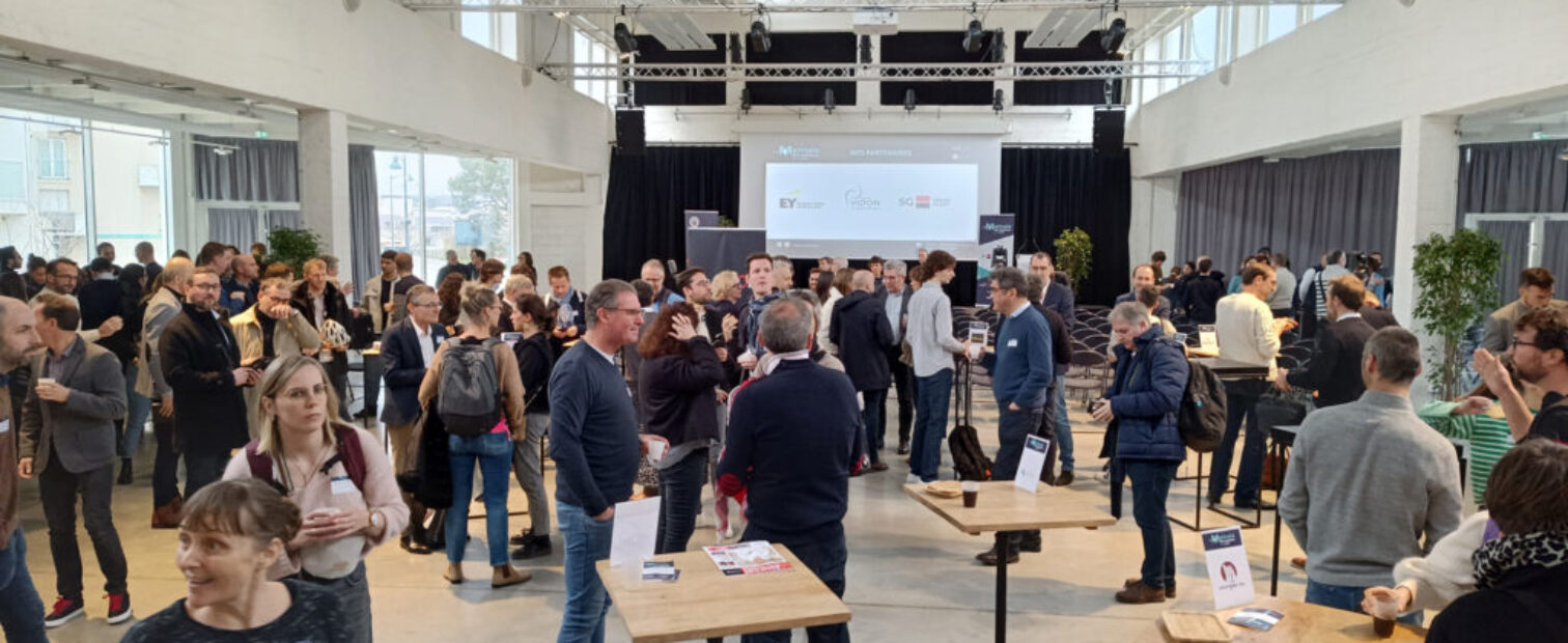 un espace cocktail lors d'un événement professionnel à la halle de la brasserie