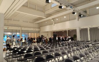 la parterre de chaises pour la conférence de la matinale des créateurs de la frenchtech rennes saint malo à la halle de la brasserie