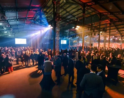 Foule pour un cockail lors d'une soirée d'entreprise à la halle de la courrouze