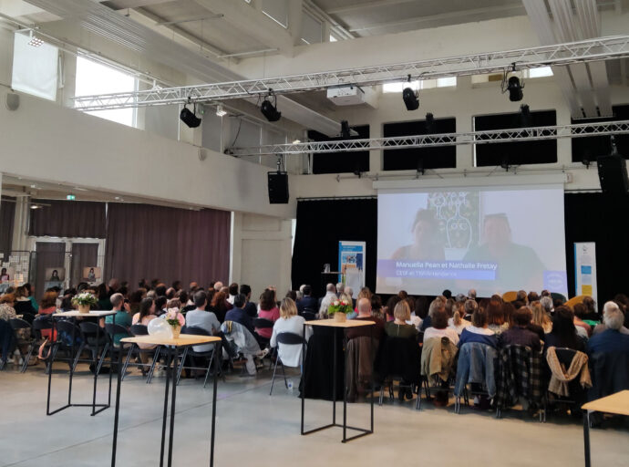 Une conférence pour un événement professionnel à la halle de la brasserie