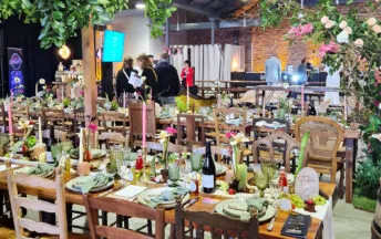 Des stands présentant de la décoration pour des mariages lors d'un salon à la halle de la courrouze