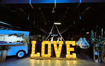 Des stands présentant de la décoration pour des mariages lors d'un salon à la halle de la courrouze