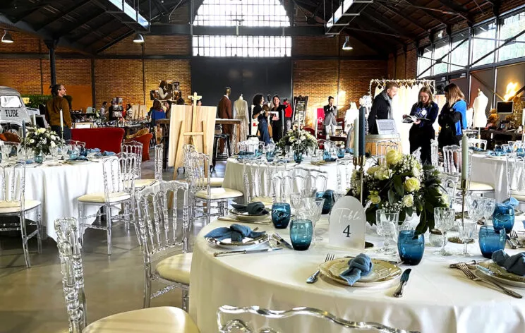 Des stands présentant de la décoration pour des mariages lors d'un salon à la halle de la courrouze