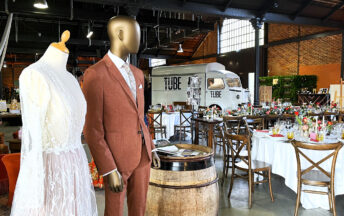 Des stands présentant de la décoration pour des mariages lors d'un salon à la halle de la courrouze