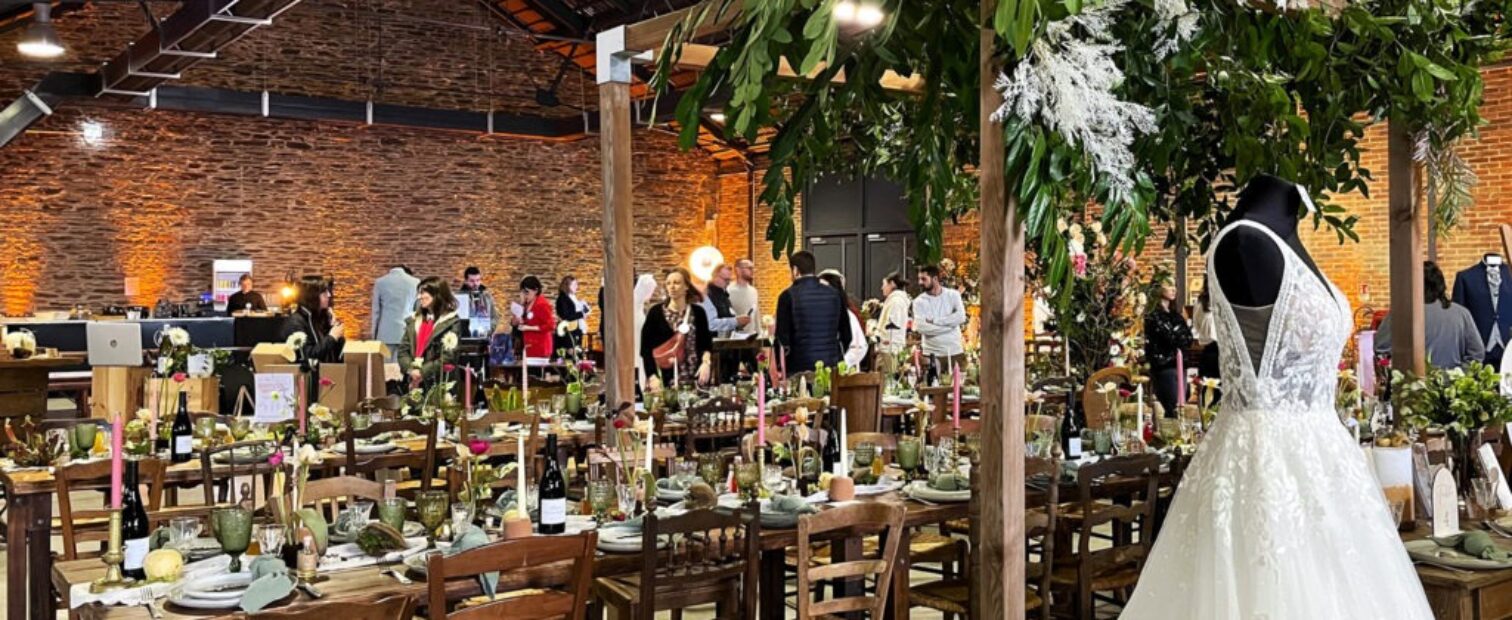 Des stands présentant de la décoration pour des mariages lors d'un salon à la halle de la courrouze