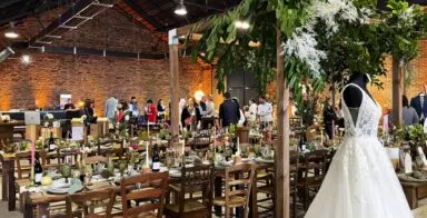 Des stands présentant de la décoration pour des mariages lors d'un salon à la halle de la courrouze