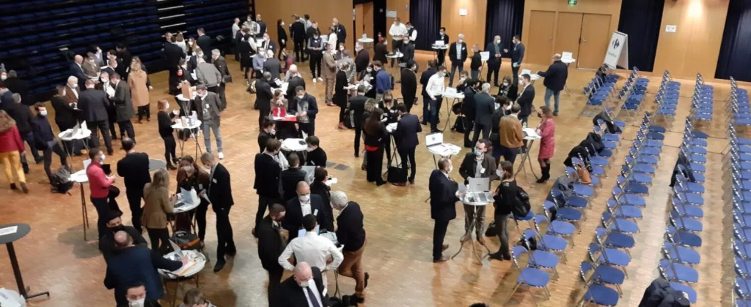 Des manges debout et un espace plénière dans la grande salle du Zéphyr