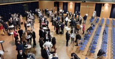 Des manges debout et un espace plénière dans la grande salle du Zéphyr