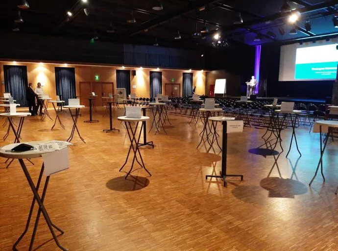 Des manges debout et un espace plénière dans la grande salle du Zéphyr