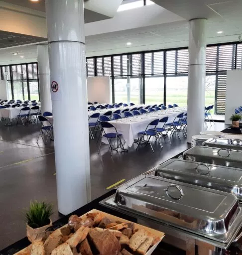 Un buffet traiteur dans le hall de la salle du Zéphyr