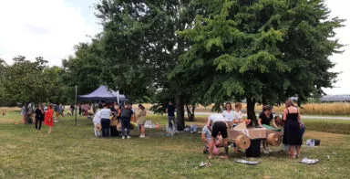 Une activité de team-building dans le jardin de la salle Le Zéphyr