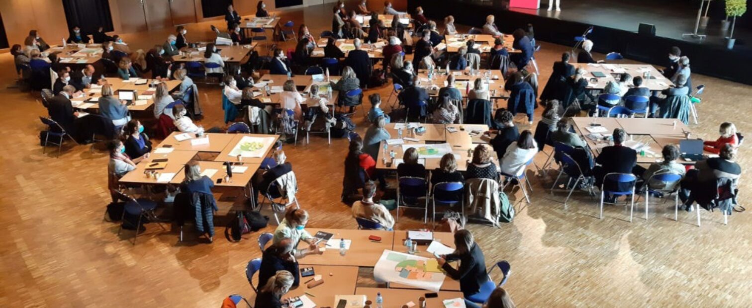 ateliers de travail en tables ronde à la salle Le Zéphyr