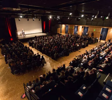 vue en hauteur d'une conférence avec public dans les gradins de la salle Le Ponant