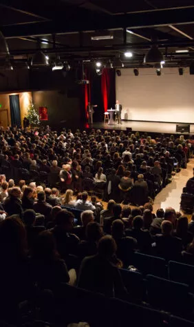 vue en hauteur d'une conférence avec public dans les gradins de la salle Le Ponant