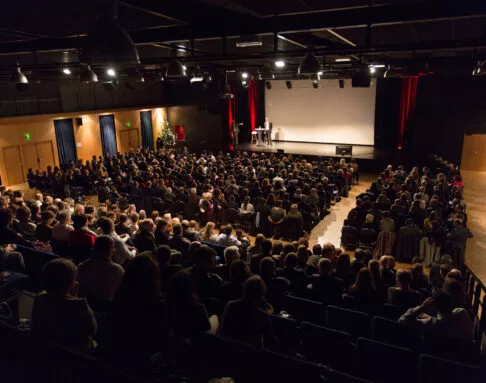 vue en hauteur d'une conférence avec public dans les gradins de la salle Le Ponant