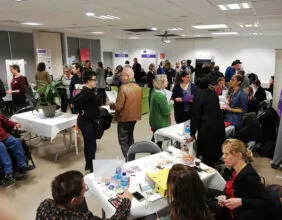 stands d'exposants dans une salle de sous-commission de la maison des associations