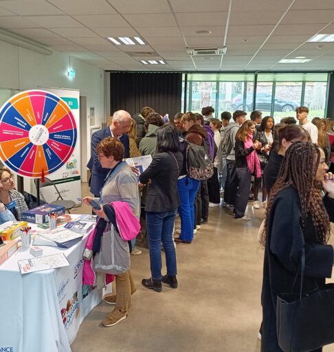 des stands de présentation lors d'un forum professionnel à la maison des associaitions