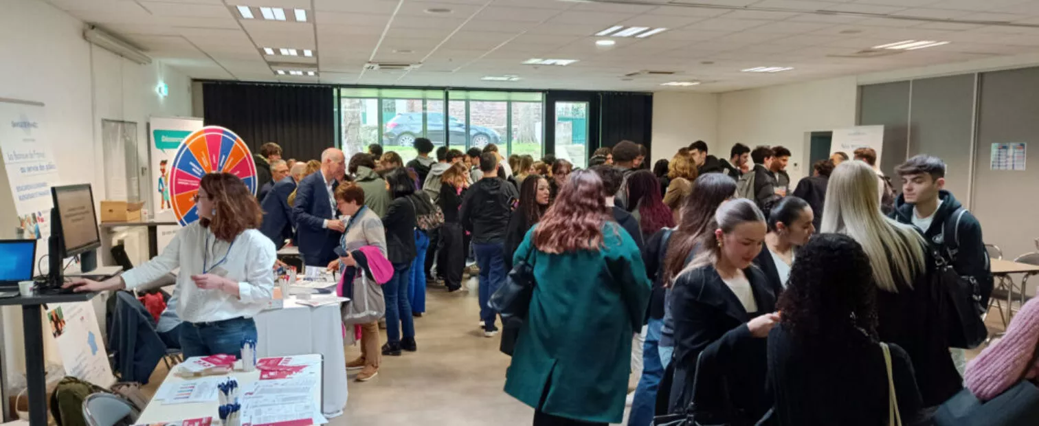 des stands de présentation lors d'un forum professionnel à la maison des associaitions