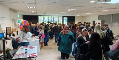 des stands de présentation lors d'un forum professionnel à la maison des associaitions