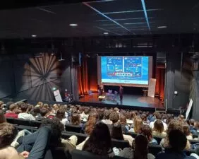 une conférence en cours dans l'auditorium de la maison des associations