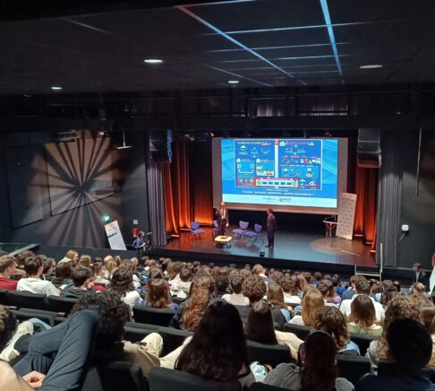 une conférence en cours dans l'auditorium de la maison des associations