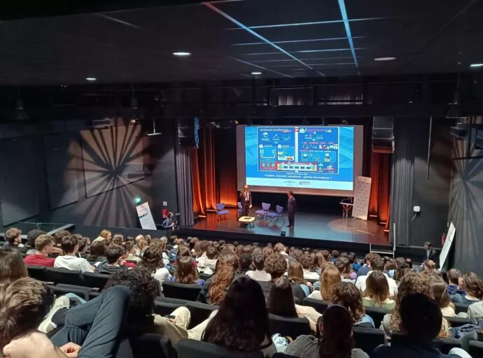 une conférence en cours dans l'auditorium de la maison des associations