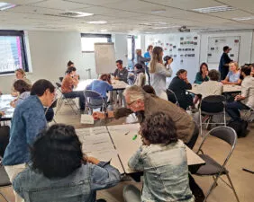 ateliers de travail dans une salle de sous-commission de la maison des associations