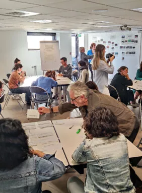 ateliers de travail dans une salle de sous-commission de la maison des associations