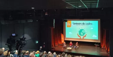 une conférence en cours dans l'auditorium de la maison des associations