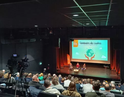 une conférence en cours dans l'auditorium de la maison des associations