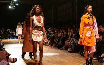 Deux mannequins sur un podium pour un défilé de mode à la salle L'Étage