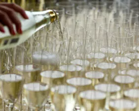 main servant des verres à champagne